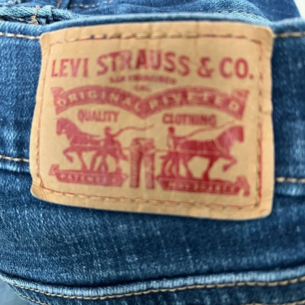 Levi’s Women’s Classic Medium Wash High Waist Denim Jean Shorts Jorts Size 27